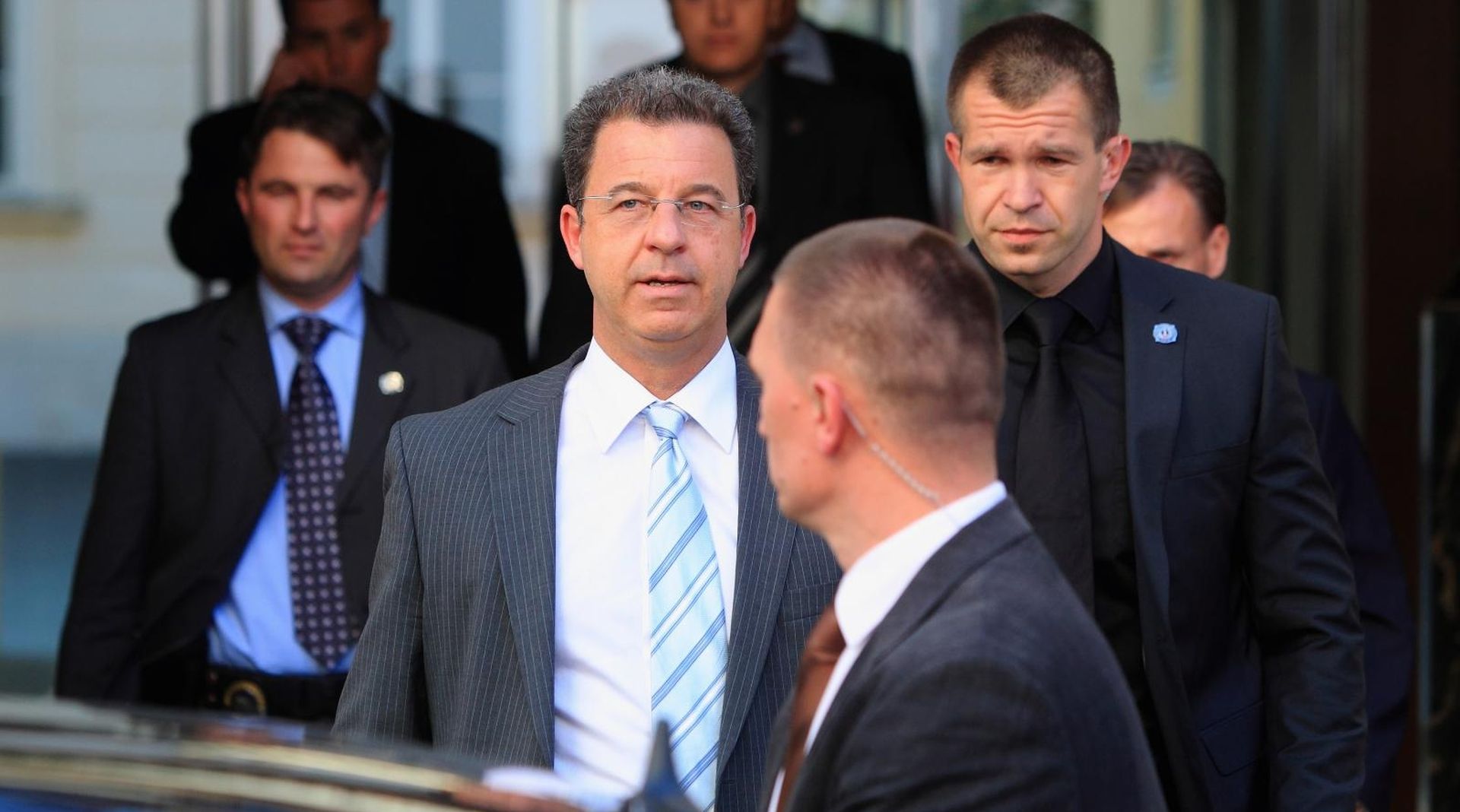 04.05.2011.,Zagreb - Glavni tuzitelj Sergej Brammertz izlazi iz zgrade Vlade nakon sastanka s premijerkom RH Jadrnkom Kosor. Jake mjere osiguranja prate Brammertza za posjeta u Zagrebu.
Photo: Zeljko Lukunic/PIXSELL