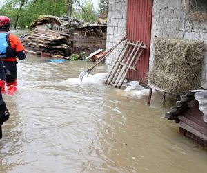 14.05.2019., Duga Resa - Zbog visokog vodostaja rijeke Mreznice poplavljene su brojne ceste na podrucju Duga Rese i okolnih sela. U pomoc nekim obiteljima pristizu ronioci KPA Vodomar koji prema potrebi prepeljavaju stanovnike. U Mreznickom Varosu voda je dosla do dvorista nekih kuca koje se brane zecjim nasipom i ispumpavanjem. Kuca obiteji Trupac u Mrzlom polju u potpunosti je odsjecena pa ih obilaze ronioci gumenim camcem.
Photo: Kristina Stedul Fabac/PIXSELL