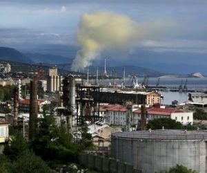 15.09.2017., Rijeka - U popodnevni satima u rafineriji nafte Rijeka Urinj doslo je do procesnog poremecaja u radu FCC postrojenja, sto je uzrokovalo kratkotrajno pojacano dimljenje na centralnom rafinerijskom dimnjaku.
Photo: Nel Pavletic/PIXSELL