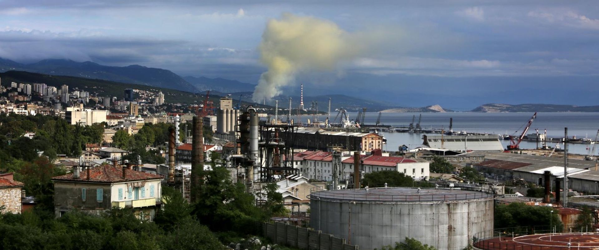 15.09.2017., Rijeka - U popodnevni satima u rafineriji nafte Rijeka Urinj doslo je do procesnog poremecaja u radu FCC postrojenja, sto je uzrokovalo kratkotrajno pojacano dimljenje na centralnom rafinerijskom dimnjaku.
Photo: Nel Pavletic/PIXSELL