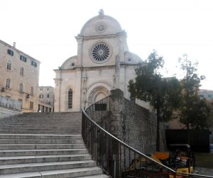 18.02.2019., Sibenik - Nepoznati pocinitelji ostetili bagere i temelje radova koji su zapoceli kod sibenske katedrale u svrhu izrade video zida. 
Photo: Dusko Jaramaz/PIXSELL