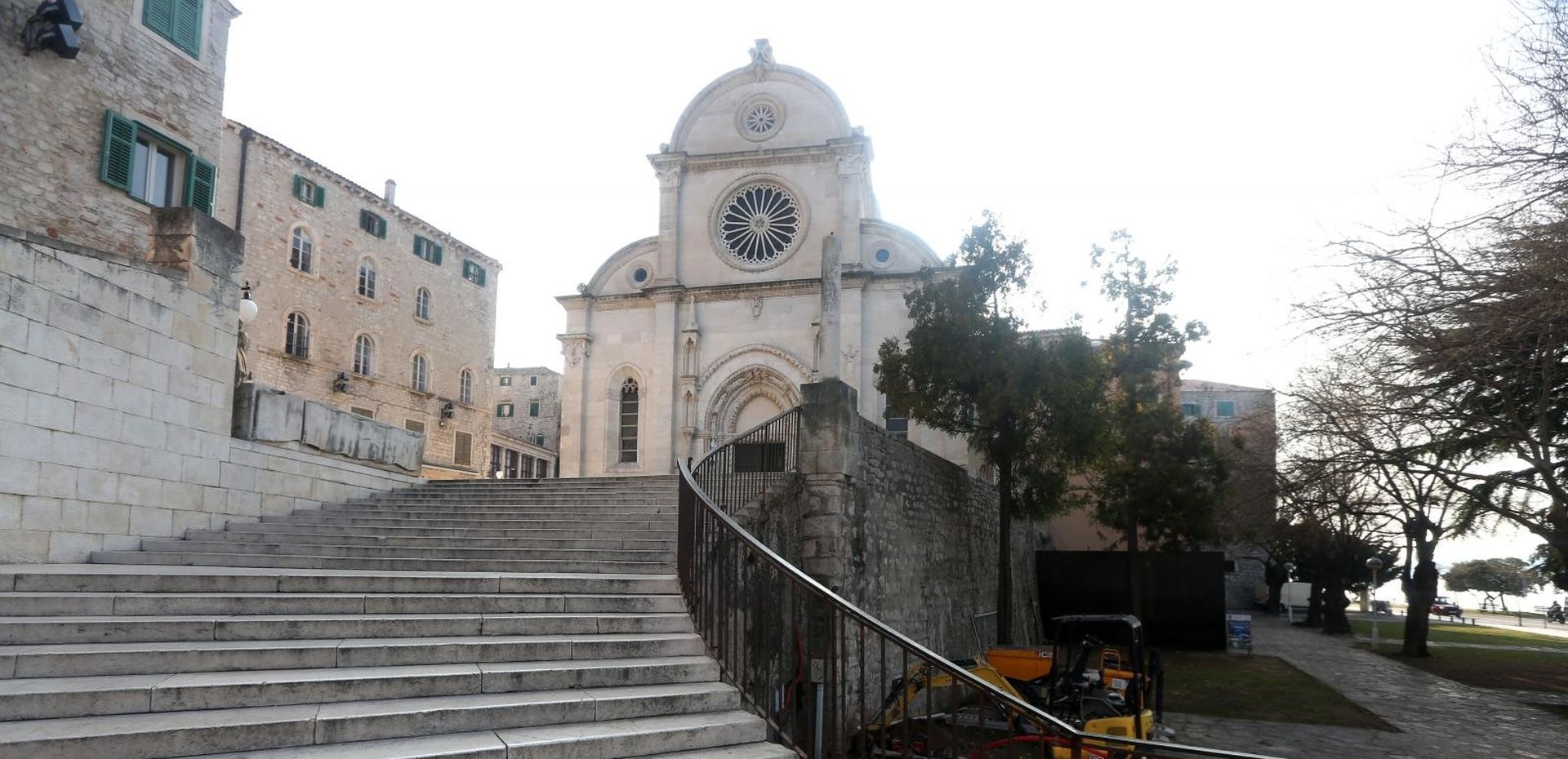 18.02.2019., Sibenik - Nepoznati pocinitelji ostetili bagere i temelje radova koji su zapoceli kod sibenske katedrale u svrhu izrade video zida. 
Photo: Dusko Jaramaz/PIXSELL