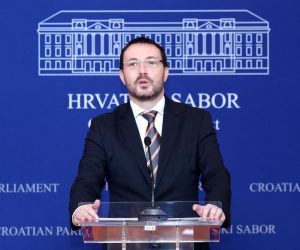 Zagreb: Bauk o prijevozu u linijskom i povremenom obalnom pomorskom prometu 18.12.2018., Zagreb- Zastupnik SDP-a Arsen Bauk odrzao je u Saboru konferenciju za medije na kojoj je govorio o zakonu o prijevozu u linijskom i povremenom obalnom pomorskom prometu.

Photo: Patrik Macek/PIXSELL