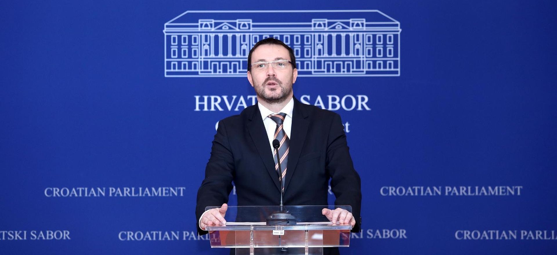 Zagreb: Bauk o prijevozu u linijskom i povremenom obalnom pomorskom prometu 18.12.2018., Zagreb- Zastupnik SDP-a Arsen Bauk odrzao je u Saboru konferenciju za medije na kojoj je govorio o zakonu o prijevozu u linijskom i povremenom obalnom pomorskom prometu.

Photo: Patrik Macek/PIXSELL