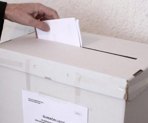 19.11.2016., Zagreb - Clanovi SDP-a biraju novog predsjednika na stranackim biralistima. Prvi krug izbora za novog celnika stranke odrzava se po principu jedan clan - jedan glas. Glasovanje clanova stranke u Mjesnom odboru SDP-a u Novom zagrebu.
Photo: Sanjin Strukic/PIXSELL