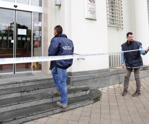 21.05.2019., Karlovac - Jutros oko 11.15 sati zaprimljena je dojava o pljacki Karlovacke banke u strogom centru grada. Prema informacijama policije razbojnistvo je pocinila 1 NN osoba uz prijetnju vatrenim oruzjem. Policijski ocevid na mjestu pljacke.
Photo: Kristina Stedul Fabac/PIXSELL