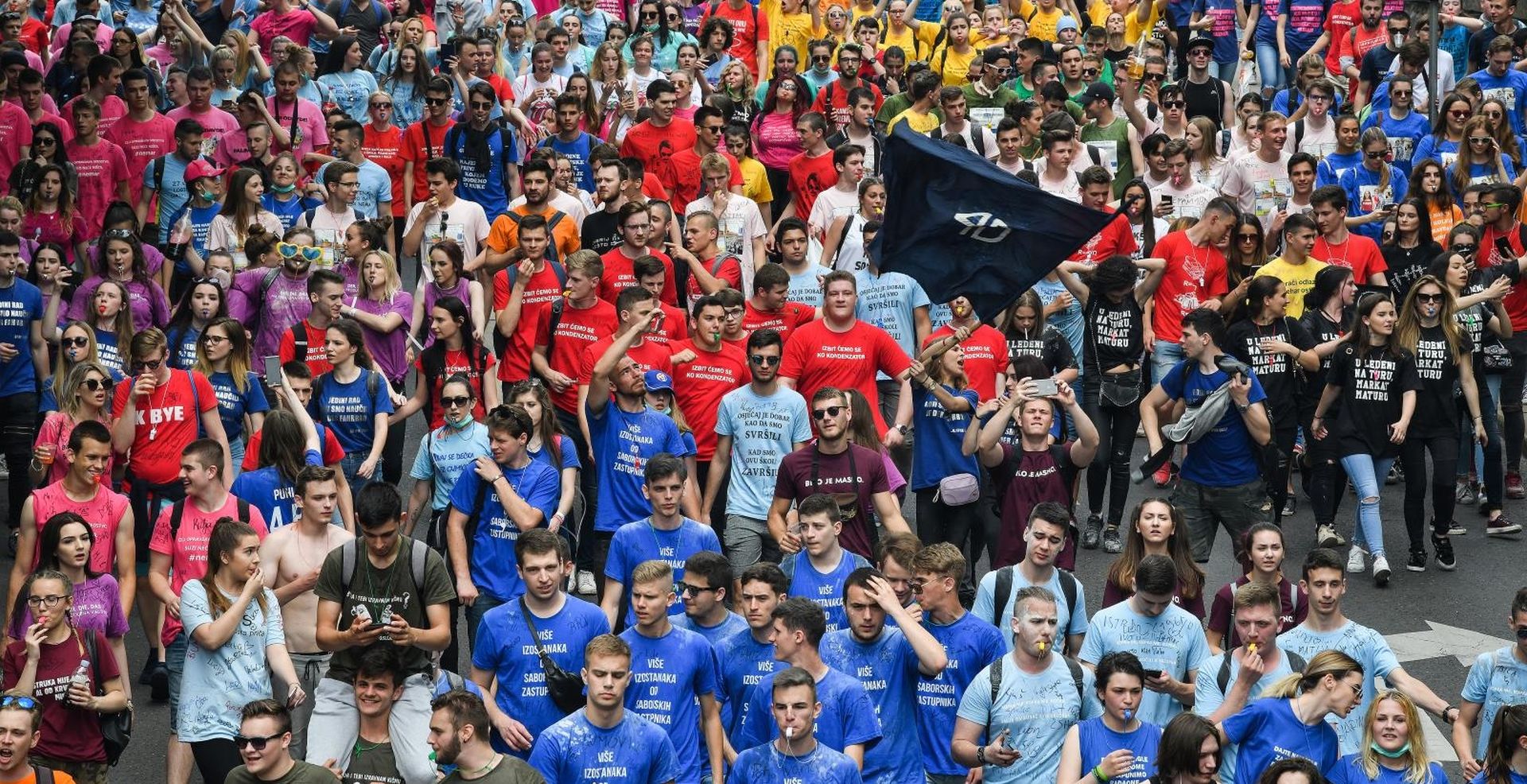 22.05.2018., Zagreb - U povodu obiljezavanja zavrsetka nastave srednjoskolskog obrazovanja ucenika zavrsnih razreda srednjih skola odrzava se Dan maturanata 2018. Program je poceo u 11 sati na Trgu bana Jelacica, gdje je predvidjeno okupljanje pet tisuca maturanata te glazbeni program. Photo: Sandra SImunovic/PIXSELL