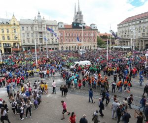 22.05.2019., Zagreb - U povodu obiljezavanja zavrsetka nastave srednjoskolskog obrazovanja ucenika zavrsnih razreda srednjih skola odrzava se Dan maturanata 2019. Maturanti su se okupili na Trgu bana Jelacica odakle ce mimohodom krenuti prema Bundeku. Photo: Luka Stanzl/PIXSELL