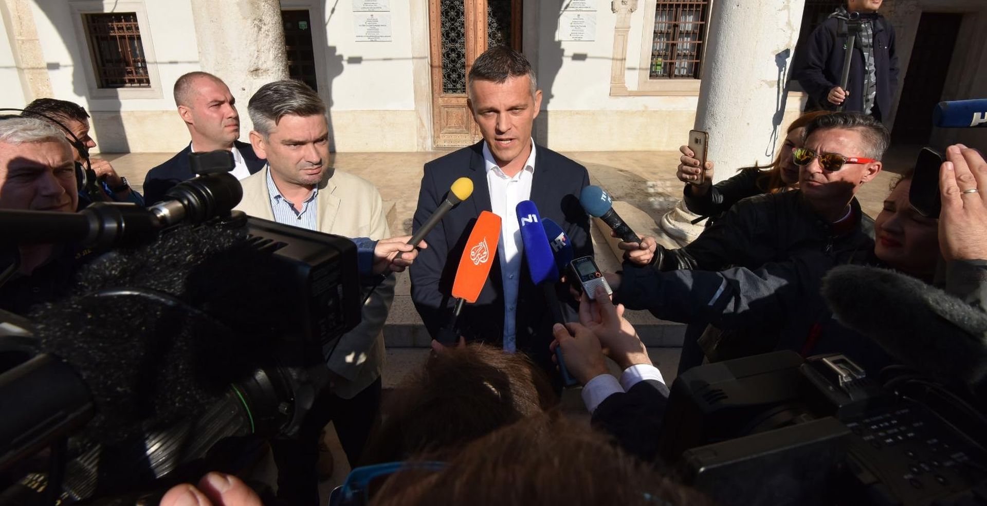 22.10.2018., Pula - Jutros u 10:10 sati radnici Uljanika izasli su na ulice Pule i ponovno krenuli u strajk jer im jos uvijek nisu isplacene place.  Predsjednik Jadranskog sindikata Boric Cerovac je u obracanju javnosti rekao kako ocekuju da Gianni Rossanda da ostavku, te kako od drzave traze da daju dva predstavnika za Nadzorni odbor, odnosno da se prema trgovackom drustvu posalje zahtjev za imenovanjem Nadzornog odbora koji bi onda izabrao novu Upravu. Istarski zupan Valter Flego dao izjavu za medije, gradonacelnik Boris Miletic.

Photo: Dusko Marusic/PIXSELL