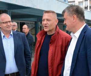 23.04.2019., Slavonski Brod - Kandidati Hrvatske seljacke stranke za Europski parlament druzili se s gradjanima.  Djecji kirurg i lijecnik hrvatske nogometne reprezentacije Zoran Bahtijarevic, predsjednik HSS-a Kreso Beljak, Davor Vlaovic Photo: Ivica Galovic/PIXSELL