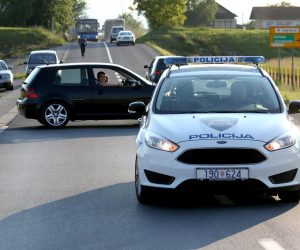 24.05.2019. ,Karlovacka cesta, naselje Blato, Zagreb - Gradjani Blata blokirali promet i polozili  lampase na mjesto gdje je sinoc stradala njihova mlada sugradjanka  Photo: Marko Prpic/PIXSELL