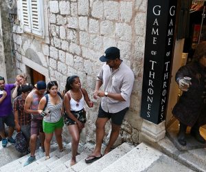 22.07.2017., Dubrovnik - Obozavatelji popularne serije Igra prijestolja strpljivo stoje u redu cekajuci svoj red za fotografiranje na Zeljeznom prijestolju u jednoj od Dubrovackih suvenirnica. 
Mega popularna serija usla je u svoju sedmu sezonu koja se upravo pocela prikazivati na HBO-u, a za koju su ponovo snimani kadrovi u Dubrovniku. 
Photo: Zeljko Lukunic/PIXSELL