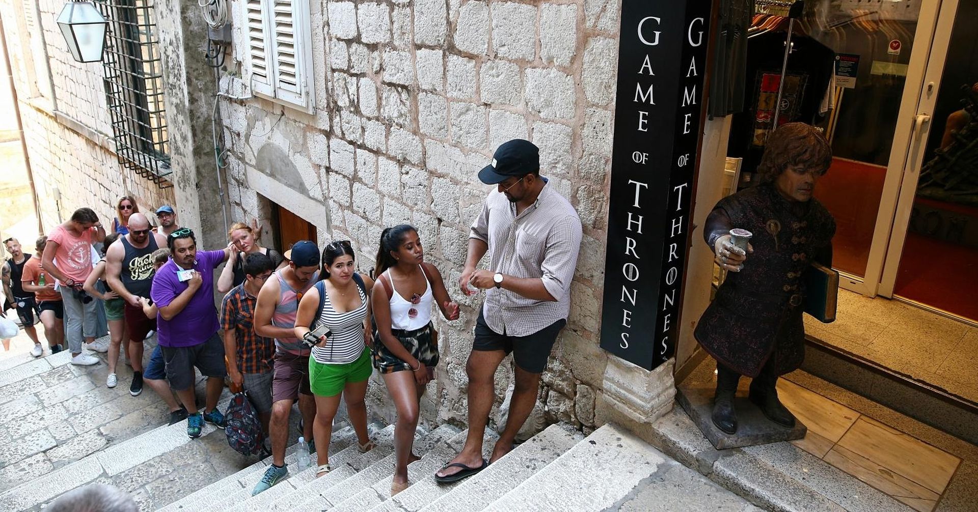 22.07.2017., Dubrovnik - Obozavatelji popularne serije Igra prijestolja strpljivo stoje u redu cekajuci svoj red za fotografiranje na Zeljeznom prijestolju u jednoj od Dubrovackih suvenirnica. 
Mega popularna serija usla je u svoju sedmu sezonu koja se upravo pocela prikazivati na HBO-u, a za koju su ponovo snimani kadrovi u Dubrovniku. 
Photo: Zeljko Lukunic/PIXSELL