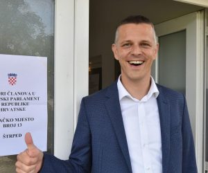 26.05.2019., Buzet - Celnik IDS-a i nositelj liste Amsterdamske koalicije Valter Flego glasovao je na izbori clanova za Europski parlament. Photo: Dusko Marusic/PIXSELL