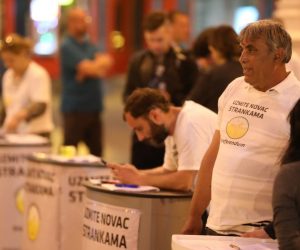26.05.2019., Zagreb - Clanovi Zivog zida na Trgu bana Jelacica prikupljaju potpise za referendum o financiranju stranaka. 

Photo: Jurica Galoic/PIXSELL