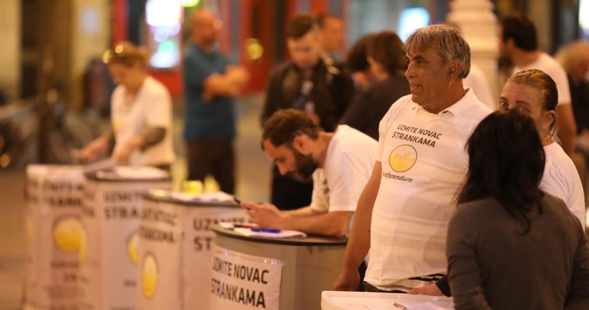 26.05.2019., Zagreb - Clanovi Zivog zida na Trgu bana Jelacica prikupljaju potpise za referendum o financiranju stranaka. 

Photo: Jurica Galoic/PIXSELL