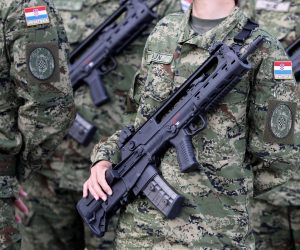 27.05.2018., Zagreb, SRC Jarun - 27. obljetnica formiranja Oruzanih snaga RH, Dan Hrvatske vojske i Dan Hrvatske kopnene vojske na jezeru Jarun. Prigodni program zapoceo je ispaljivanjem pocasnih plotuna, a nastavio se padobranskim skokovima, vojno akrobatskim programom Pocasno-zastitne bojne, pokaznom vjezbom Hrvatske kopnene vojske, Hrvatskog ratnog zrakoplovstva i Zapovjednistva specijalnih snaga te preletom borbenog aviona MiG-21 i nastupom akrobatske grupe Krila Oluje.
Photo: Igor Kralj/PIXSELL