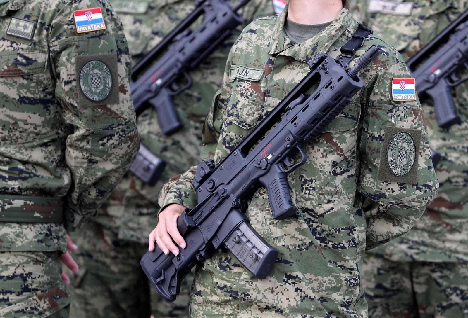27.05.2018., Zagreb, SRC Jarun - 27. obljetnica formiranja Oruzanih snaga RH, Dan Hrvatske vojske i Dan Hrvatske kopnene vojske na jezeru Jarun. Prigodni program zapoceo je ispaljivanjem pocasnih plotuna, a nastavio se padobranskim skokovima, vojno akrobatskim programom Pocasno-zastitne bojne, pokaznom vjezbom Hrvatske kopnene vojske, Hrvatskog ratnog zrakoplovstva i Zapovjednistva specijalnih snaga te preletom borbenog aviona MiG-21 i nastupom akrobatske grupe Krila Oluje.
Photo: Igor Kralj/PIXSELL