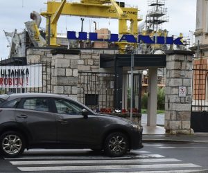 27.05.2019., Pula - Novi transparent na ogradi brodogradista Uljanik.
Photo: Dusko Marusic/PIXSELL