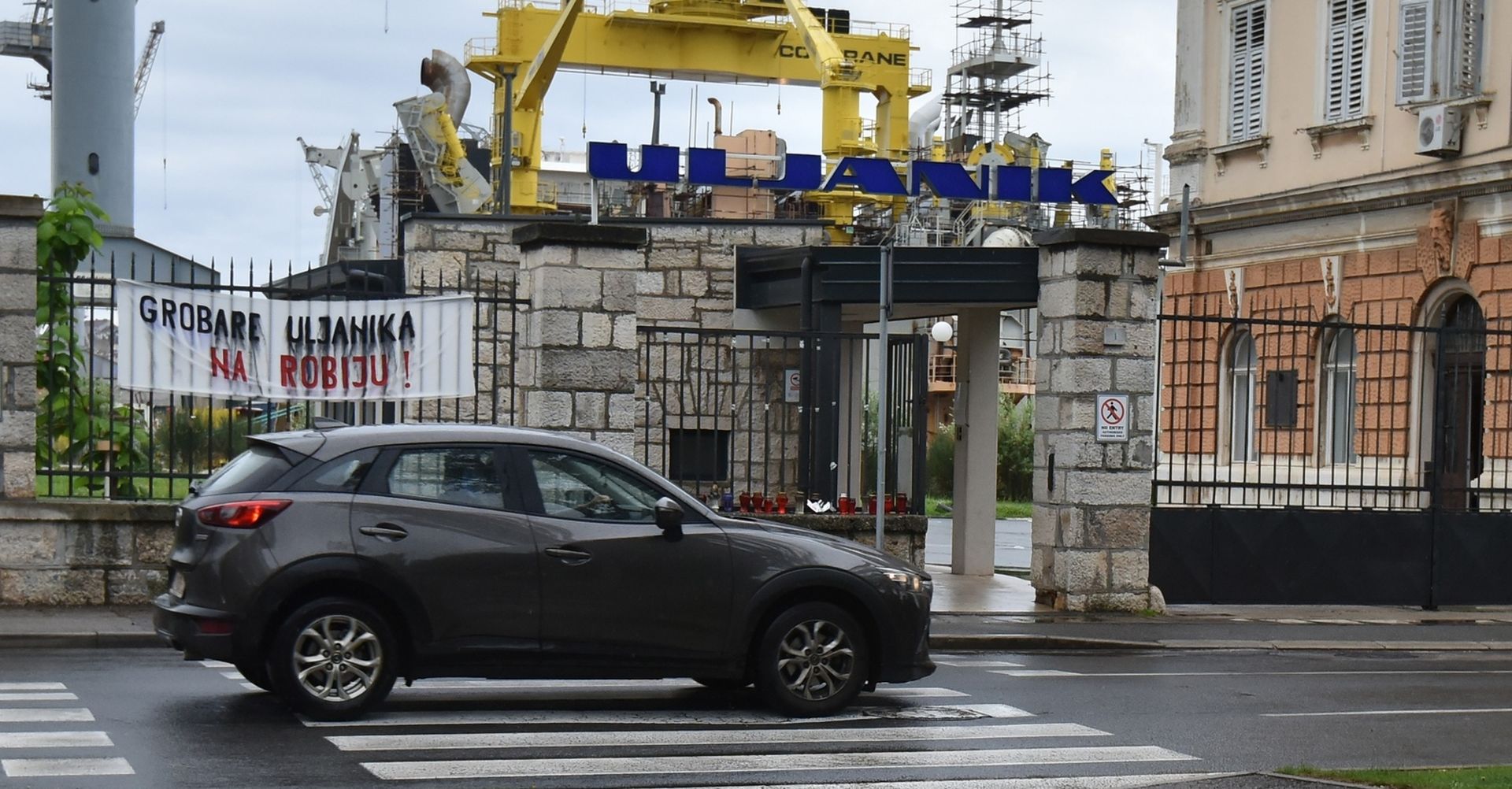 27.05.2019., Pula - Novi transparent na ogradi brodogradista Uljanik.
Photo: Dusko Marusic/PIXSELL