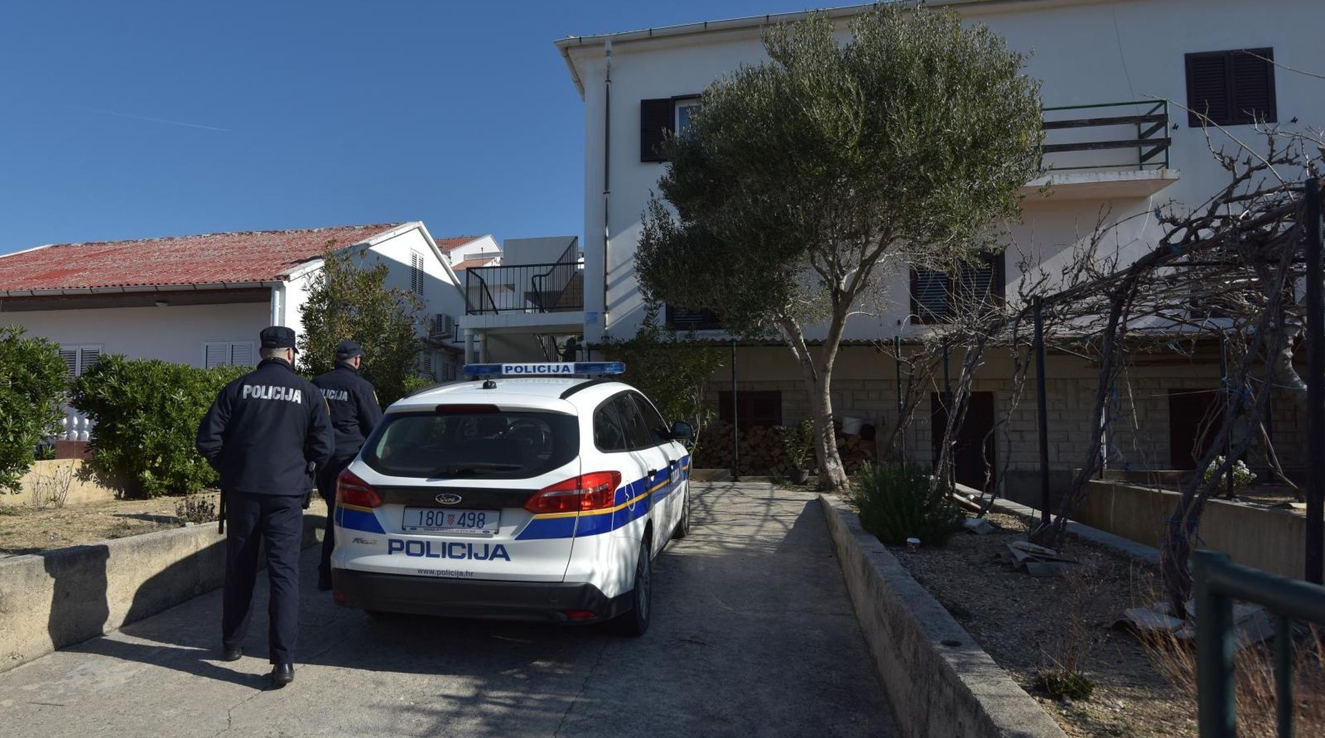 Otac bacio svoje četvero male djece s prvog kata kuće u Pagu 28.02.2019., Pag - Muskarac je u gradu Pagu u Ulici Josipa bana Jelačića s prvog kata kuce bacio svoje cetvero malodobne djece. Photo: Dino Stanin/PIXSELL