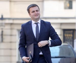 Zagreb: Dolazak ministara na sjednicu Vlade RH 28.02.2019., Zagreb - Vlada RH je na svojoj 145. sjednici, uz ostalo, raspravljala o zeljeznicama i pruzanju luckih usluga. Tomislav Coric dolazi na sjednicu.
Photo: Patrik Macek/PIXSELL
