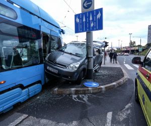 28.05.2019., Zagreb - Sudar tramvaja i osobnog automobila u Branimirovoj ulici gdje je tramvaj prignjecio automobil uz stup.
Photo: Marin Tironi/PIXSELL