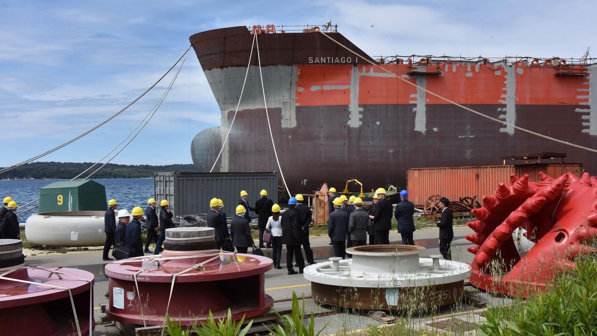 30.04.2019., Pula - Nakon sastanka u upravnoj zgradi   predstavnici tvrtke China Shipbuilding Industry Corporationa (CSIC) obisli su  brodogradiliste Uljanik. 
Photo: Dusko Marusic /PIXSELL