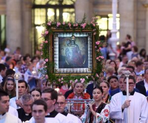 30.05.2018., Zagreb - U katedrali odrzana je sveta misa u povodu obiljezavanja svetkovine Majke Bozje od Kamenitih vrata i Dana Grada Zagreba 2018. Euharistiju je predvodio talijanski kardinal Angelo Bagnasco, nadbiskup Genove, skupa sa zagrebackim nadbiskupom kardinalom Josipom Bozanicem. Nakon mise iz katedrale je krenula procesija sa Zavjetnom slikom Majke Bozje od Kamenitih vrata preko Trga bana Josipa Jelacica, Radicevom ulicom do Kamenitih vrata. Photo: Marko Lukunic/PIXSELL