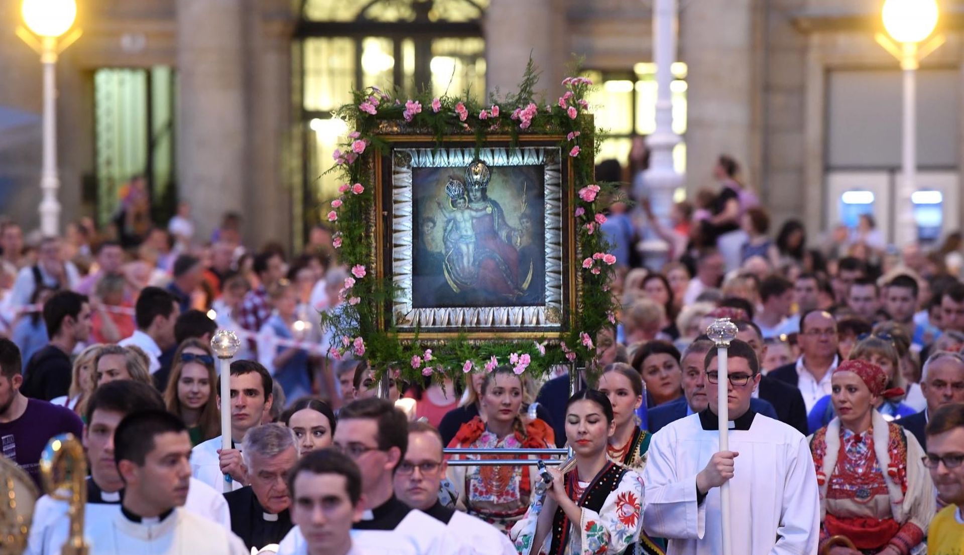30.05.2018., Zagreb - U katedrali odrzana je sveta misa u povodu obiljezavanja svetkovine Majke Bozje od Kamenitih vrata i Dana Grada Zagreba 2018. Euharistiju je predvodio talijanski kardinal Angelo Bagnasco, nadbiskup Genove, skupa sa zagrebackim nadbiskupom kardinalom Josipom Bozanicem. Nakon mise iz katedrale je krenula procesija sa Zavjetnom slikom Majke Bozje od Kamenitih vrata preko Trga bana Josipa Jelacica, Radicevom ulicom do Kamenitih vrata. Photo: Marko Lukunic/PIXSELL