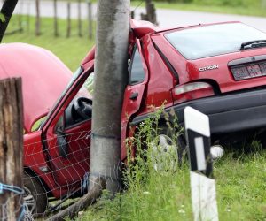 30.05.2019., Vojnic - U teskoj prometnoj nesreci koja se dogodila jutros oko 8 sati u mjestu Siroka Rijeka poginula je vozacica osobnog automobila Citroen Saxo. Automobil je u zavoju sletio sa ceste i udario u betonski elektricni stup pri cemu je od siline udarca vozacica na mjestu preminula. 
Photo: Kristina Stedul Fabac/PIXSELL