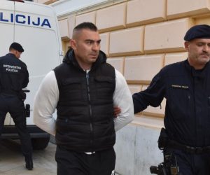 Zadar: Privođenje Darka Kovačevića, Daruvarca sucu istrage 31.03.2019., Zadar - Privodjenje Darka Kovacevica, Daruvarca iz policijske postaje sucu istrage. 
Photo: Hrvoje Jelavic/PIXSELL