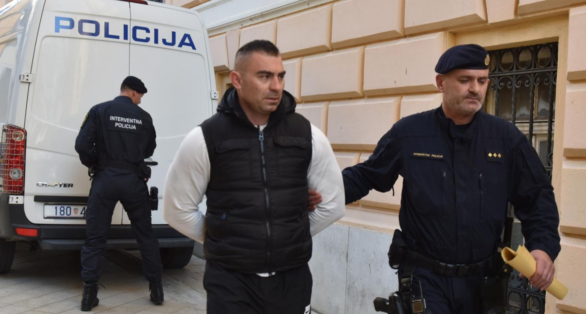 Zadar: Privođenje Darka Kovačevića, Daruvarca sucu istrage 31.03.2019., Zadar - Privodjenje Darka Kovacevica, Daruvarca iz policijske postaje sucu istrage. 
Photo: Hrvoje Jelavic/PIXSELL
