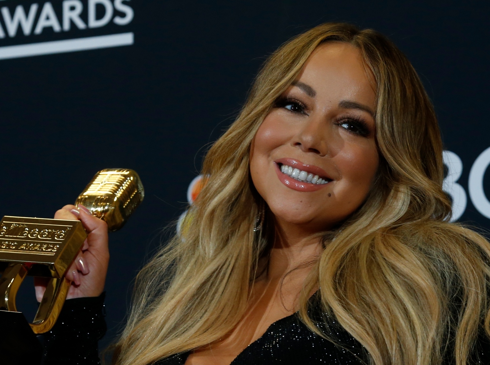 2019 Billboard Music Awards– Photo Room – Las Vegas, Nevada, U.S., May 1, 2019 – Mariah Carey poses backstage with her Icon Award 2019 Billboard Music Awards– Photo Room – Las Vegas, Nevada, U.S., May 1, 2019 – Mariah Carey poses backstage with her Icon Award. REUTERS/Steve Marcus STEVE MARCUS