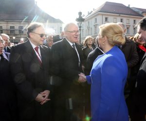 Zagreb, 15.02.2015 - Inauguracija predsjednice Republike Hrvatske Kolinde Grabar Kitaroviæ na Trgu sv. Marka u Zagrebu. Na slici predsjednica Republike Hrvatske Kolinda Grabar Kiraroviæ i povjerenik Europske komisije za meðunarodnu suradnju i razvoj Neven Mimica.
foto POOL/ HINA/ Damir SENÈAR /ds