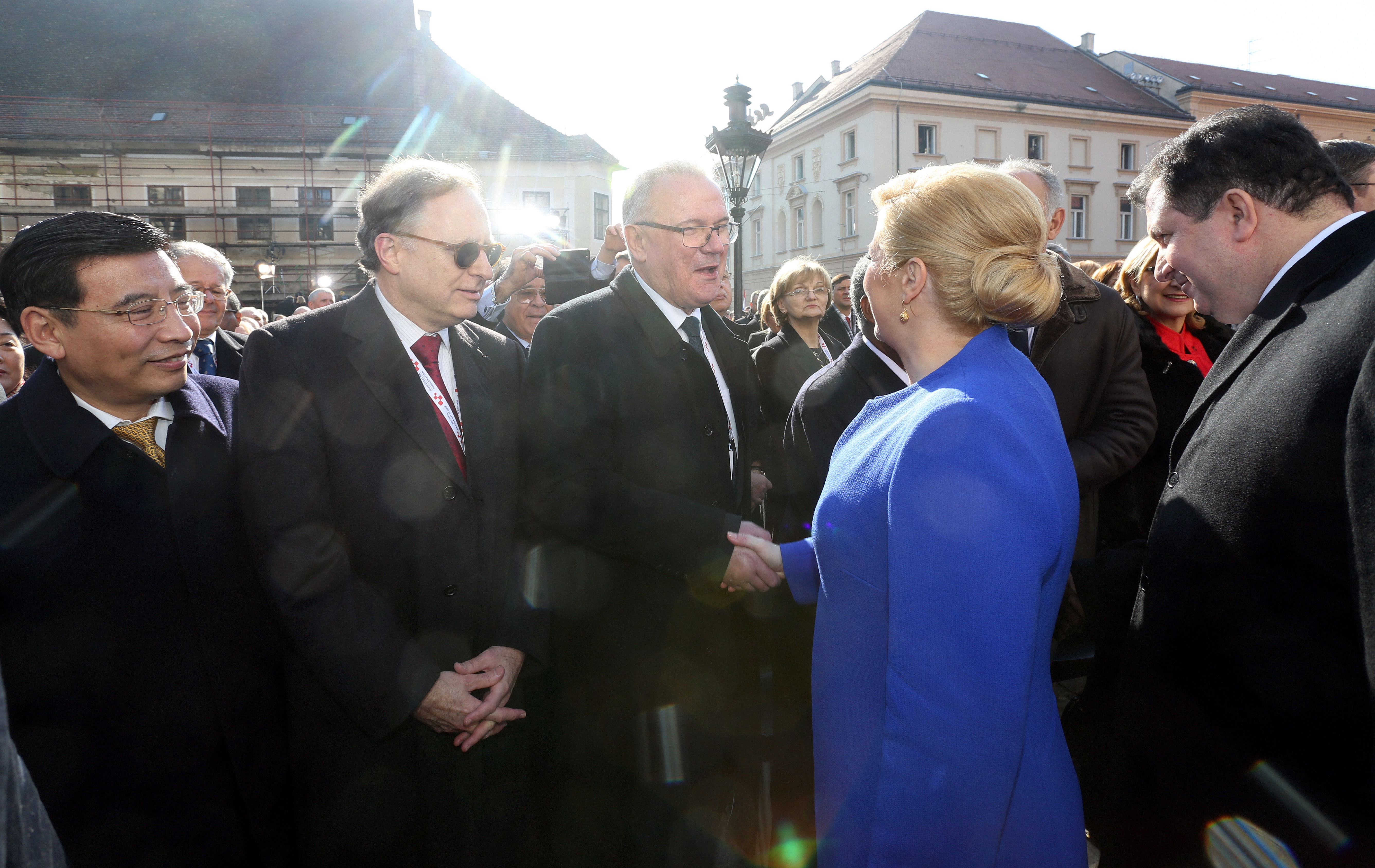 Zagreb, 15.02.2015 - Inauguracija predsjednice Republike Hrvatske Kolinde Grabar Kitaroviæ na Trgu sv. Marka u Zagrebu. Na slici predsjednica Republike Hrvatske Kolinda Grabar Kiraroviæ i povjerenik Europske komisije za meðunarodnu suradnju i razvoj Neven Mimica.
foto POOL/ HINA/ Damir SENÈAR /ds