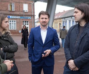 Osijek, 06.05.2019. - Iz ivog zida u ponedjeljak su upozorili da bi Hrvatska, nastave li se sadanji trendovi iseljavanja, u iduæih deset godina mogla ostati bez dodatnih 800 tisuæa stanovnika to bi moglo dovesti do potpunog sloma mirovinskog, zdravstvenog i socijalnog sustava, a na to, tvrde, upozoravaju i vodeæi hrvatski demografi. Na slici nositelj stranaèke liste na izborima za Europski parlament Tihomir Lukaniæ i predsjednik ivog zida Ivan Vilibor Sinèiæ tijekom konferencije za novinare ispred eljeznièkog kolodvora u Osijeku u Osijeku. 
foto HINA/ ua