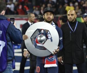 epa07582929 Paris Saint Germain's Neymar celebrates with the league winner trophy during a ceremony after the French Ligue 1 soccer match between Paris Saint-Germain (PSG) and Dijon FCO at the Parc des Princes stadium in Paris, France, 18 May 2019.  EPA/Julien de Rosa