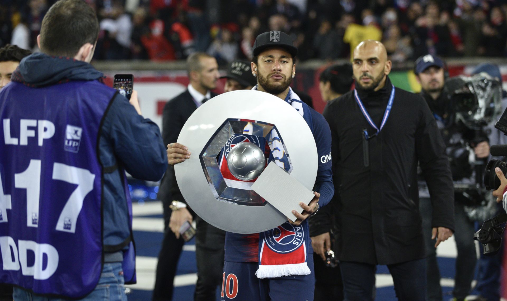 epa07582929 Paris Saint Germain's Neymar celebrates with the league winner trophy during a ceremony after the French Ligue 1 soccer match between Paris Saint-Germain (PSG) and Dijon FCO at the Parc des Princes stadium in Paris, France, 18 May 2019.  EPA/Julien de Rosa