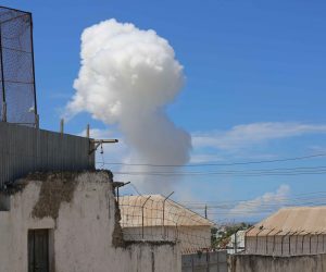 epa07591081 Smoke billows from a suspected explosion in  Mogadishu, Somalia, 22 May 2019. According to initial reports, a blast allegedly occured at a security checkpoint near the Presidential Palace.  EPA/SAID YUSUF WARSAME