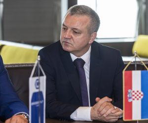 Split, 23.05.2019. - Na carinskom gatu splitske gradske luke održana je svečana isporuka novogradnje 484, polarnog kruzera Hondius, koji je izgradio Brodosplit za nizozemsku tvrtku Oceanwide Expeditions. Na fotografiji ministar gospodarstva Darko Horvat.
foto HINA/ Miroslav LELAS/ lm