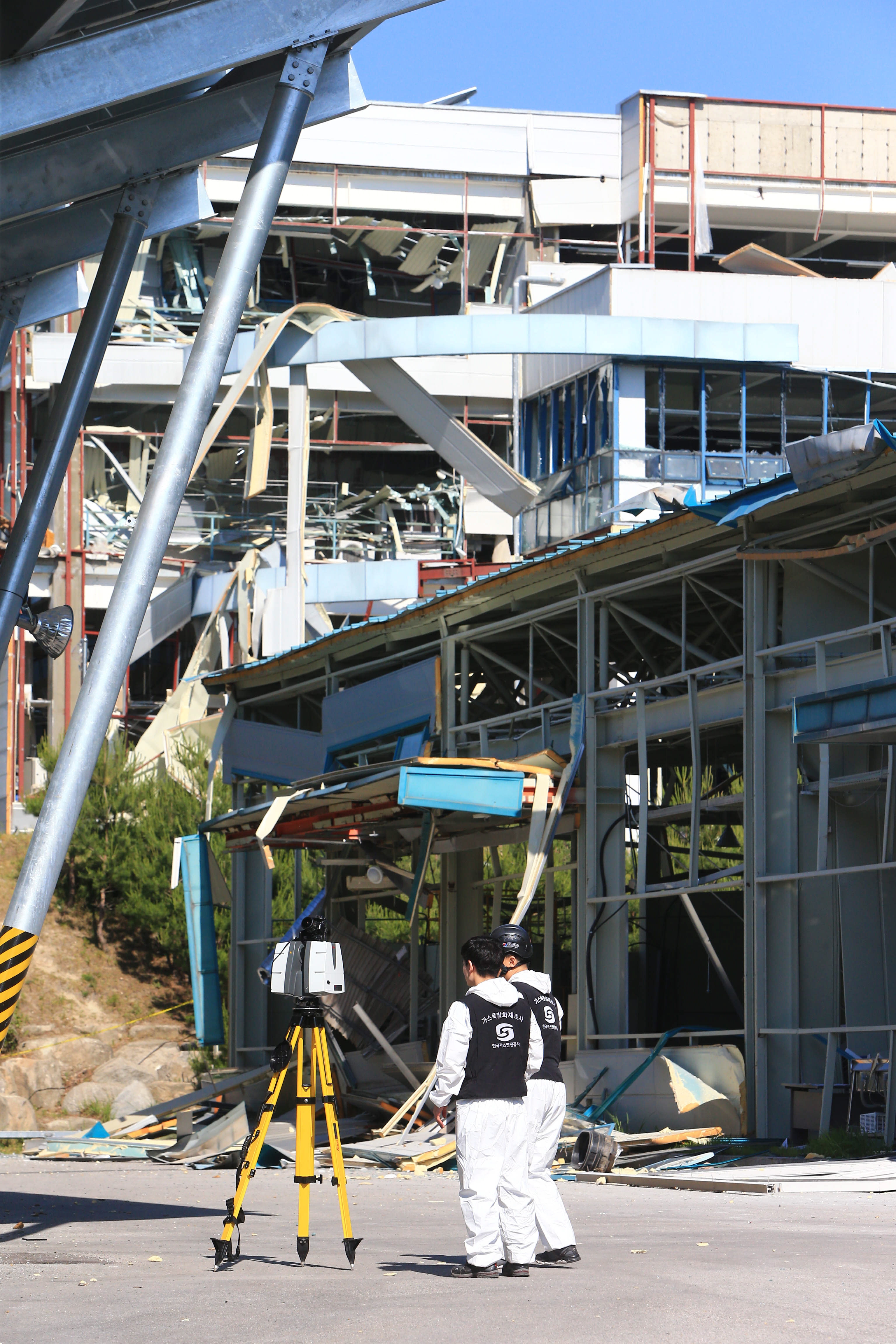 epa07596237 Police investigators examine the site of an explosion at Gangwon Technopark, an industrial complex in Gangneung, 240 kilometers east of Seoul, South Korea, 24 May 2019, one day after the explosion of a hydrogen tank left two people dead and six others injured.  EPA/YONHAP SOUTH KOREA OUT