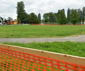 Karlovac, 30.05.2019 - Graðanska inicijativa "Spasimo Koranu" otro se protivi namjeri gradnje velikoga protupoplavnog zida i kanaliziranja rijeke Korane to, smatraju èlanovi te inicijative, dodatno naruava krajobraz koranske obale u sreditu Karlovca, te su u èetvrtak u priopæenju najavili pravovremenu albu na veæ izdanu dozvolu gradnje i prosvjedne akcije.
foto HINA/ Mladen VOLARIÆ/ ik