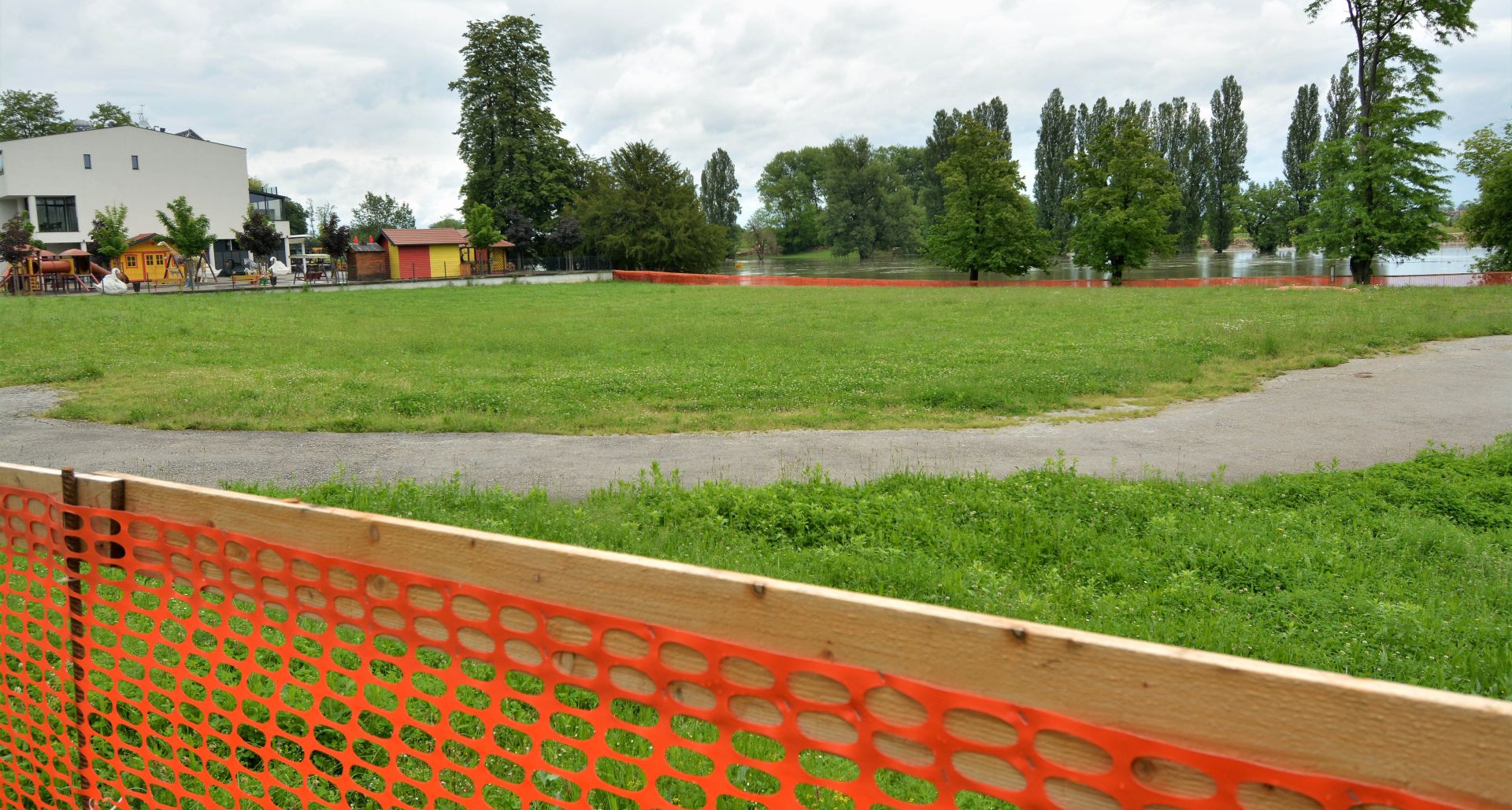 Karlovac, 30.05.2019 - Graðanska inicijativa "Spasimo Koranu" otro se protivi namjeri gradnje velikoga protupoplavnog zida i kanaliziranja rijeke Korane to, smatraju èlanovi te inicijative, dodatno naruava krajobraz koranske obale u sreditu Karlovca, te su u èetvrtak u priopæenju najavili pravovremenu albu na veæ izdanu dozvolu gradnje i prosvjedne akcije.
foto HINA/ Mladen VOLARIÆ/ ik