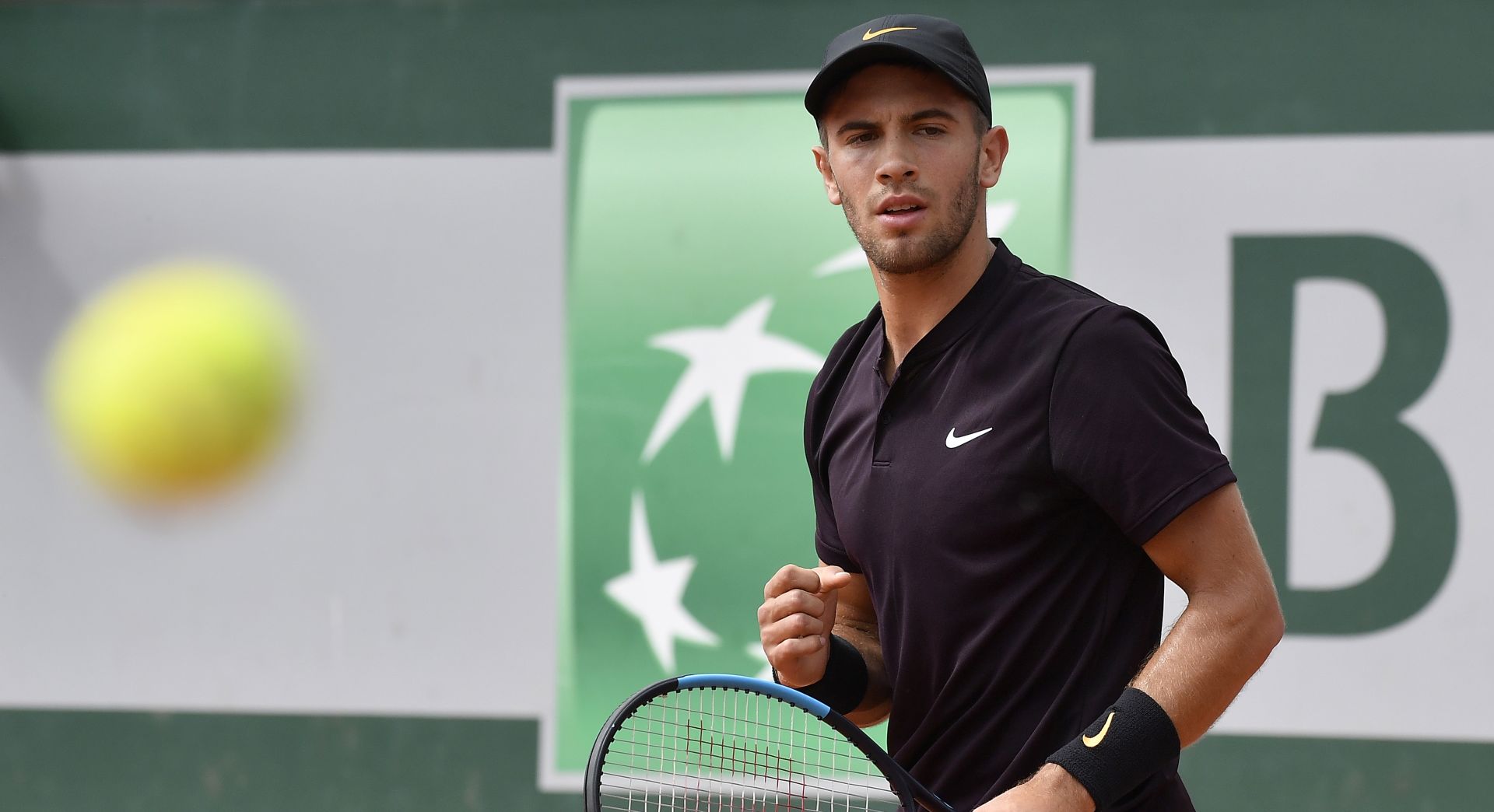 epa07612860 Borna Coric of Croatia plays Lloyd Harris of South Africa during their men’s second round match during the French Open tennis tournament at Roland Garros in Paris, France, 30 May 2019.  EPA/JULIEN DE ROSA