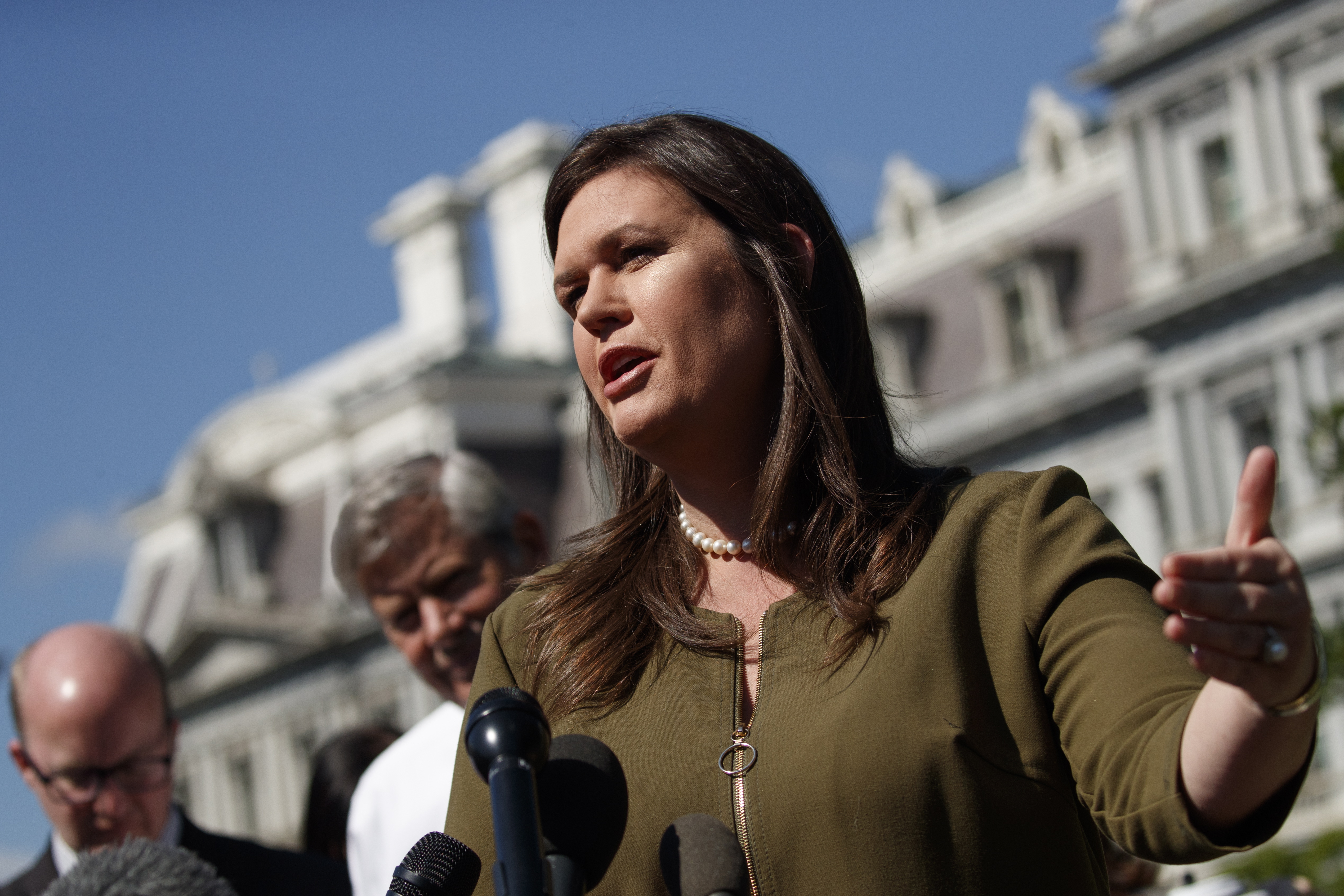 epa07615173 White House Press Secretary Sarah Sanders responds to a question from the news media in the driveway of the West Wing at the White House in Washington, DC, USA, 31 May 2019. Sanders responded to questions on the administration's threat to levee a 5% tariff on all Mexican goods unless Mexico halts the flow of immigrants at the Southern US border.  EPA/SHAWN THEW
