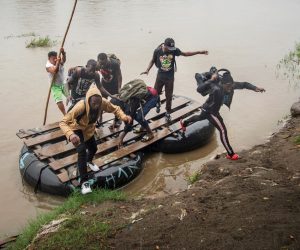 epa07616423 Migrants cross the Suchiate river, in Chiapas, Mexico, 31 May 2019. Mexican Foreign Minister Marcelo Ebrard announced that Mexico and the United States have begun negotiations so that the US does not apply tariffs to all Mexican products as a punitive measure over immigration.  EPA/Luis Villalobos BEST QUALITY AVAILABLE