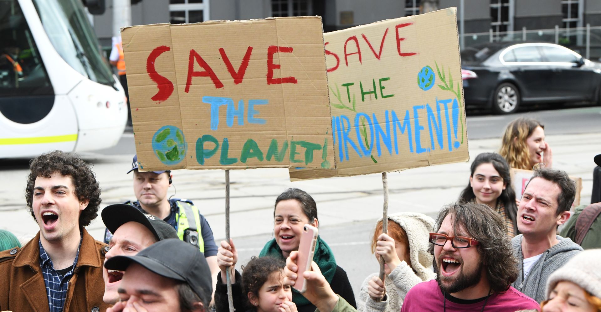 epa07616927 Climate change protesters rally outside of the Victorian State Parliament in Melbourne, Australia, 01 June 2019. The Extinction Rebellion is holding a large-scale collective 'Roar for the Climate' rally.  EPA/JAMES ROSS  AUSTRALIA AND NEW ZEALAND OUT