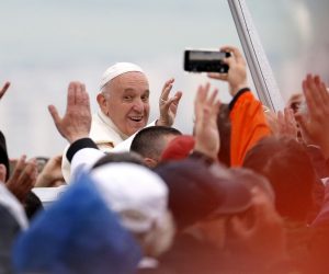 epa07617126 Pope Francis (C) blesses the believers from his popemobile before celebrating a holy mass at the Marian Sumuleu-Ciuc Shrine in Miercurea-Ciuc, Romania, 01 June 2019. The pontiff visit takes place 20 years after Pope St. John Paul II's historic visit to Romania, having the motto 'Let's Walk Together'.  EPA/ROBERT GHEMENT