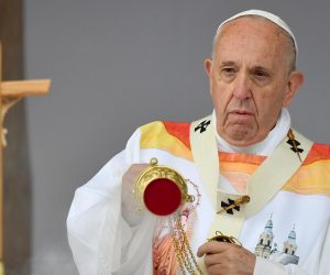 epa07617072 Pope Francis leads the Holy Mass at the Marian Sumuleu-Ciuc Shrine in Miercurea-Ciuc, Romania, 01 June 2019. The pontiff visit takes place 20 years after Pope St. John Paul II's historic visit to Romania, having the motto 'Let's Walk Together'.  EPA/ETTORE FERRARI